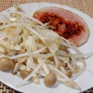 生姜焼きと一緒に食べるしめじ玉ねぎもやし炒め